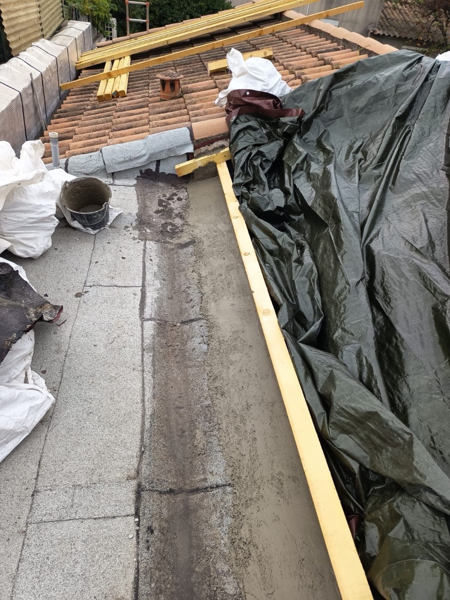 Toiture protégée par une bâche pendant le chantier